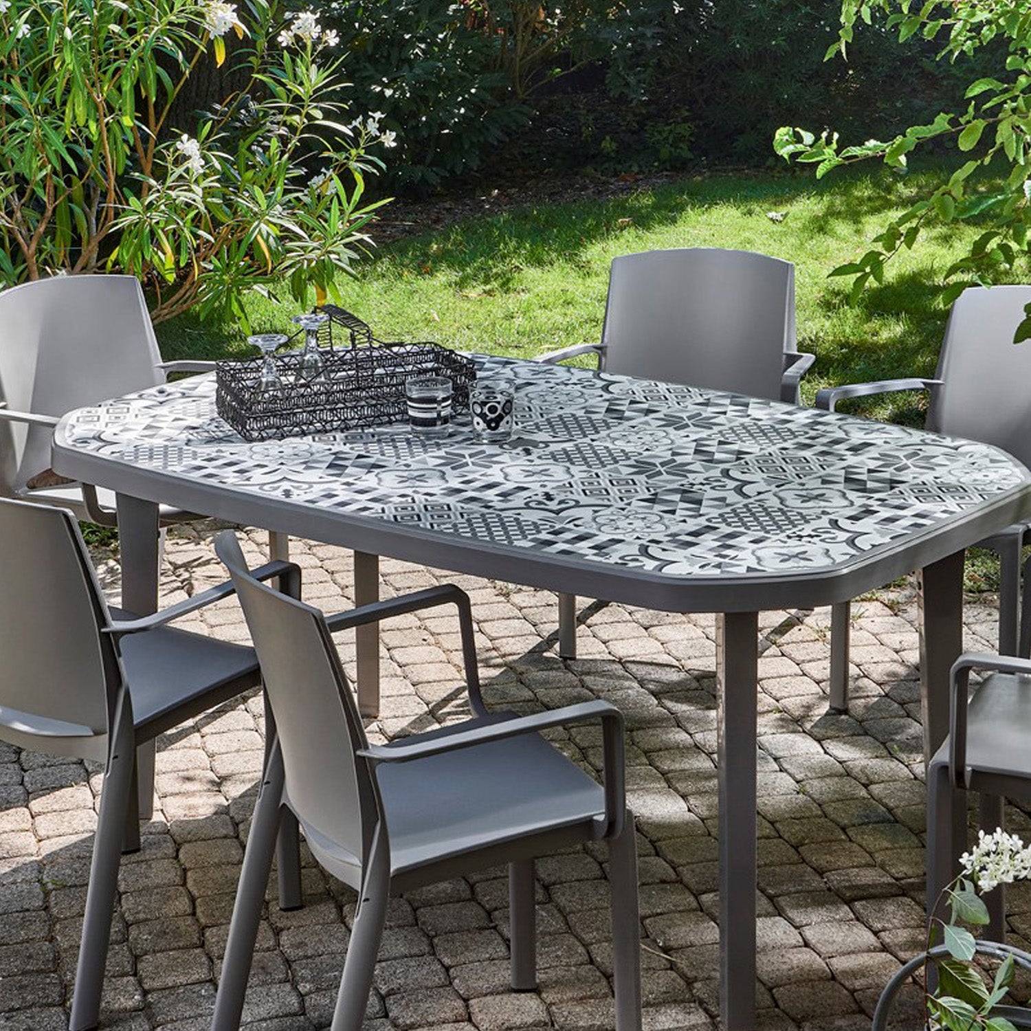 Table de jardin pieds droit carreaux ciment 165 X 100 cm