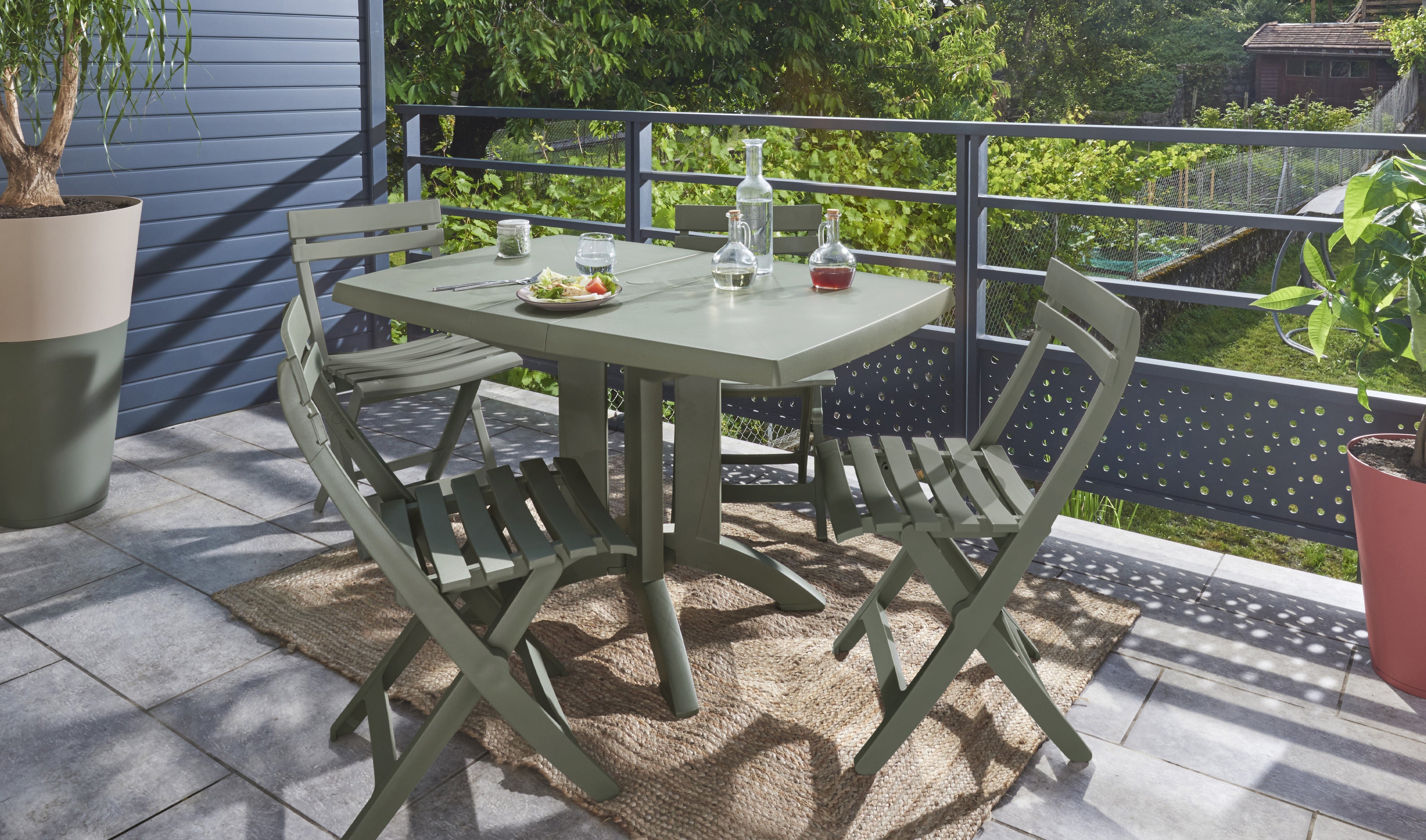 Table de jardin en résine