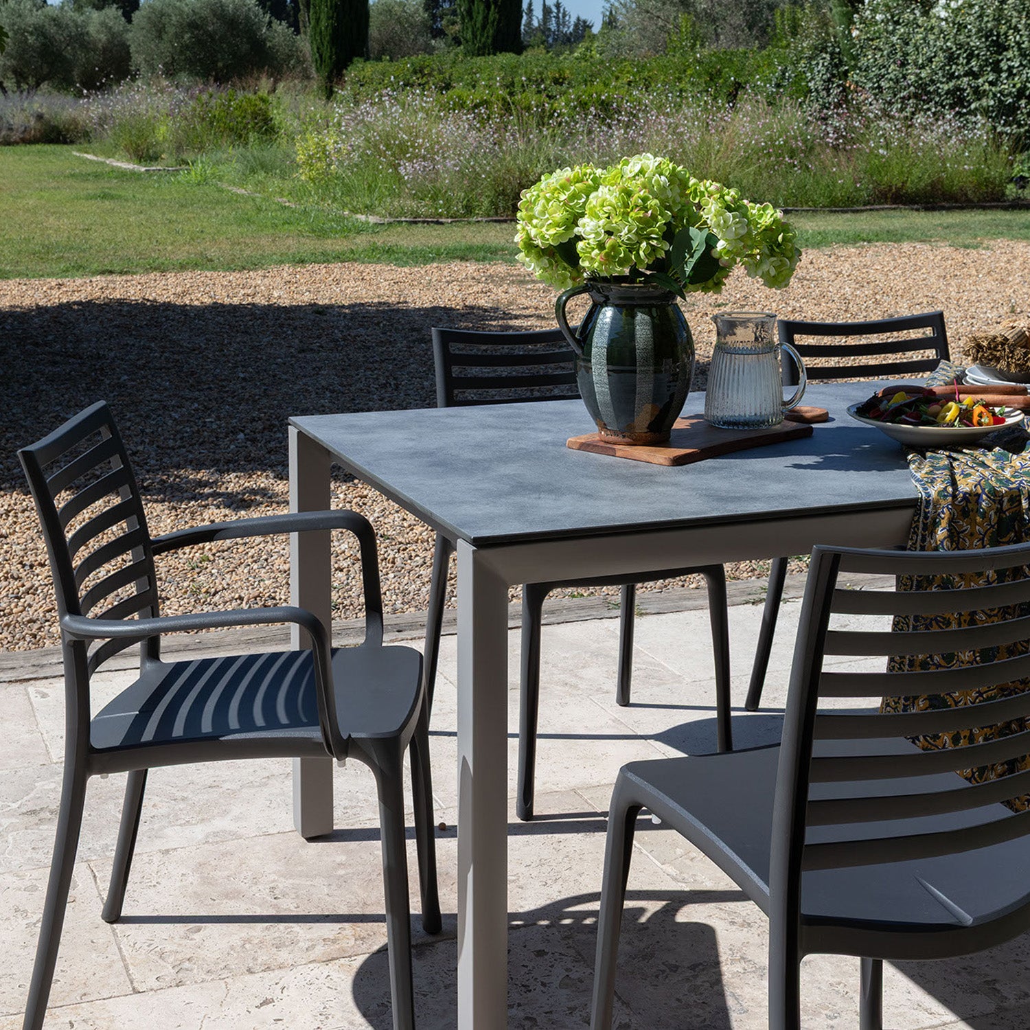 Lot table Greggia 160 x 95 cm + 4 chaises + 2 fauteuils Sunday