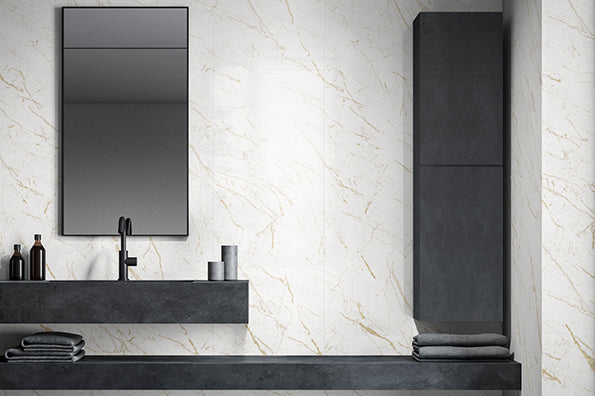 Die Wandverkleidung im Badezimmer